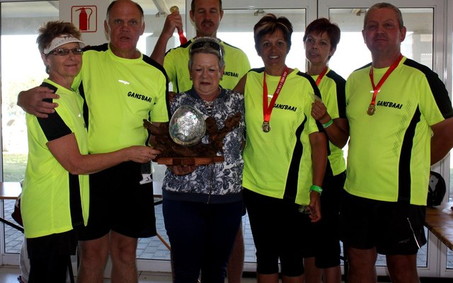  Die trotse wen “after” foto van Gansbaai SAPD, met voor vlnr Anna-Marie Camaron, AO Micheal Vermeulen, Lucille Mangiagalli (oorhandiger van medaljes), Delicia Lourens en AO Riaan Mostert. Agter vlnr is Sers Frans Groenewald en AO Jackie Hildebrand.